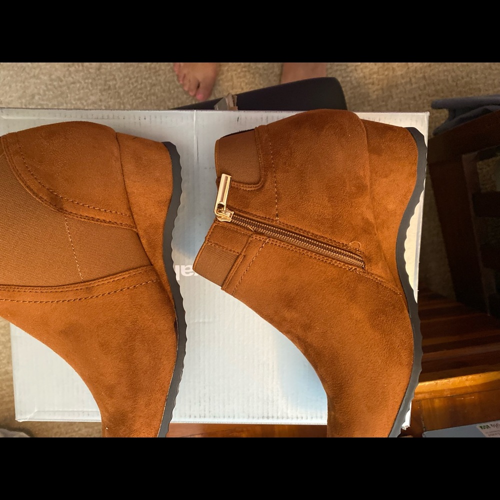 New in box wedge ankle boots tan wide width